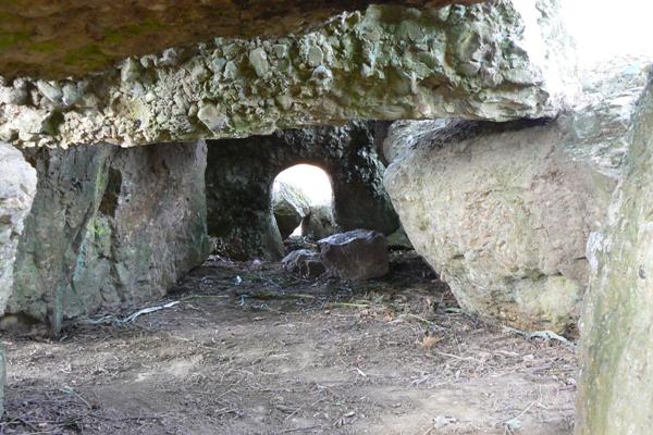 Southern dolmen (Oppagne) - Inside