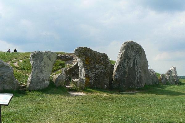 Grote stenen staan voor de ingang