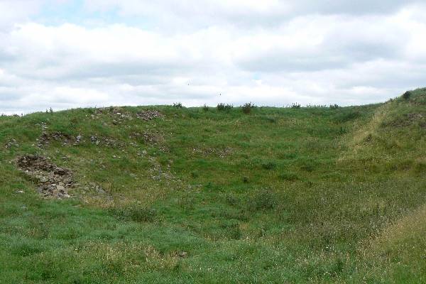 Beschadigde centrum van de grafheuvel (Dowth)