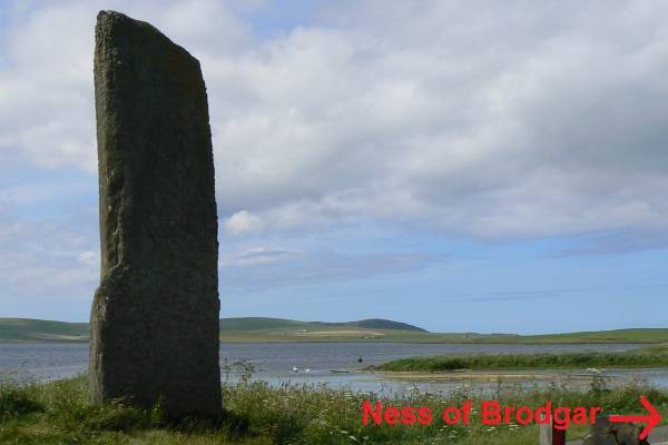 Een menhir bewaakt de toegang naar de landtong "Ness of Brodgar"